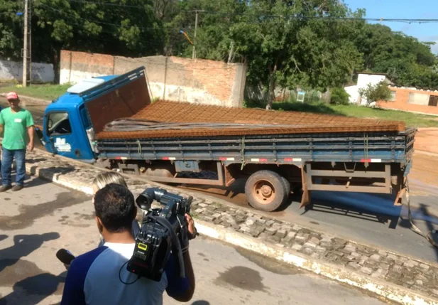 Caminhão transportava materiais de construção quando caiu em buraco