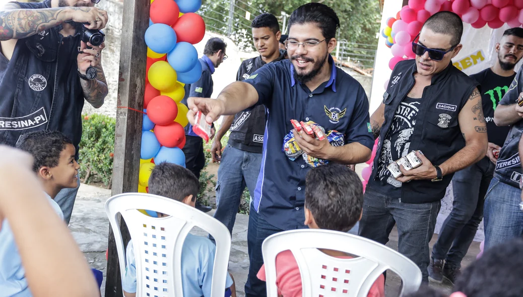 Entrega de lanches para as crianças