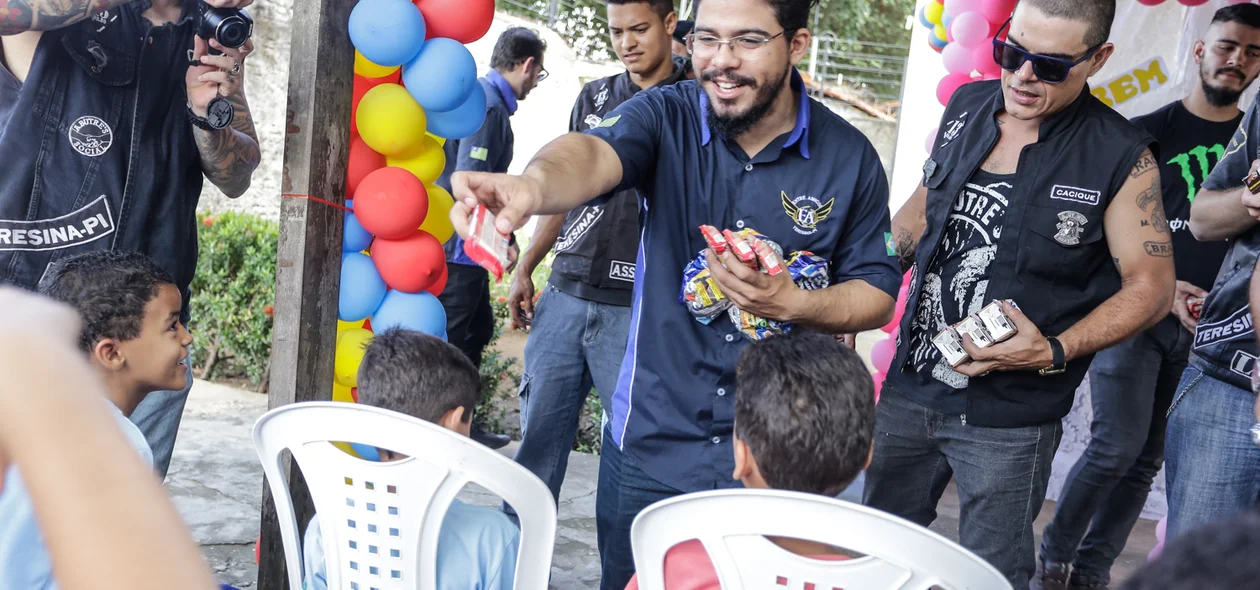 Entrega de lanches para as crianças