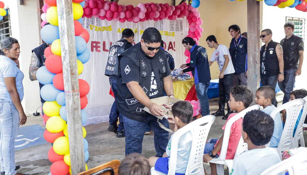 Entrega de lanches paras as crianças 