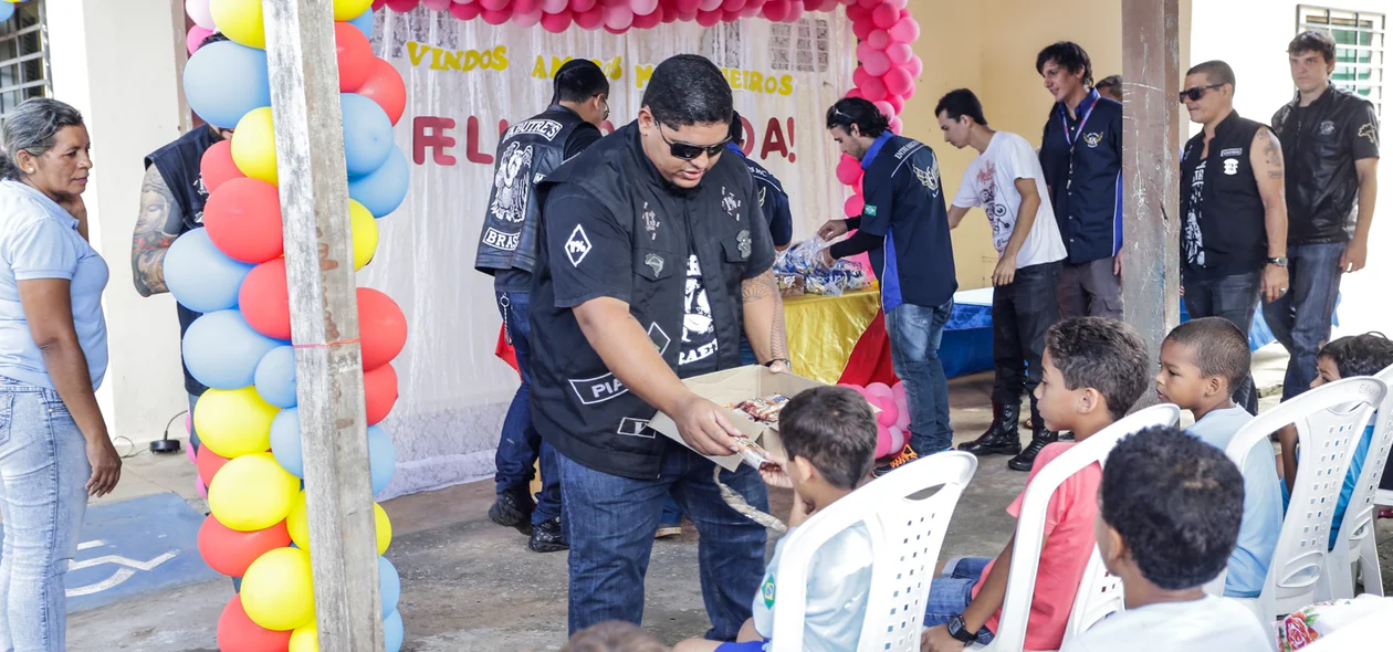 Entrega de lanches paras as crianças 