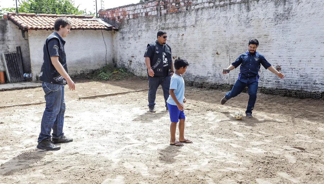 Jogando bola com as crianças 