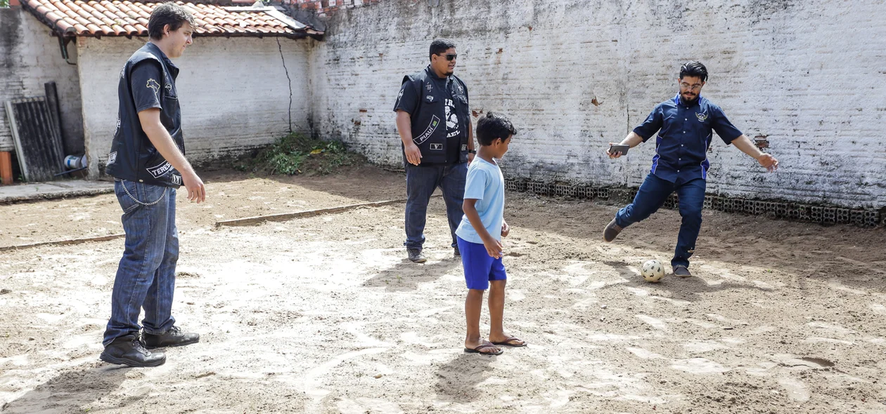 Jogando bola com as crianças 