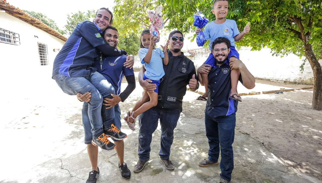 Motoclubes se divertindo com a criançada 