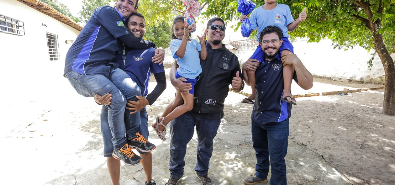 Motoclubes se divertindo com a criançada 