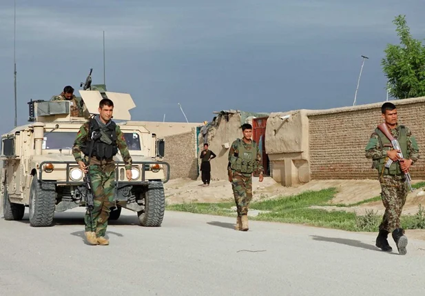 Tropa do Exército Nacional Afegão se aproxima de base atacada no norte do país 