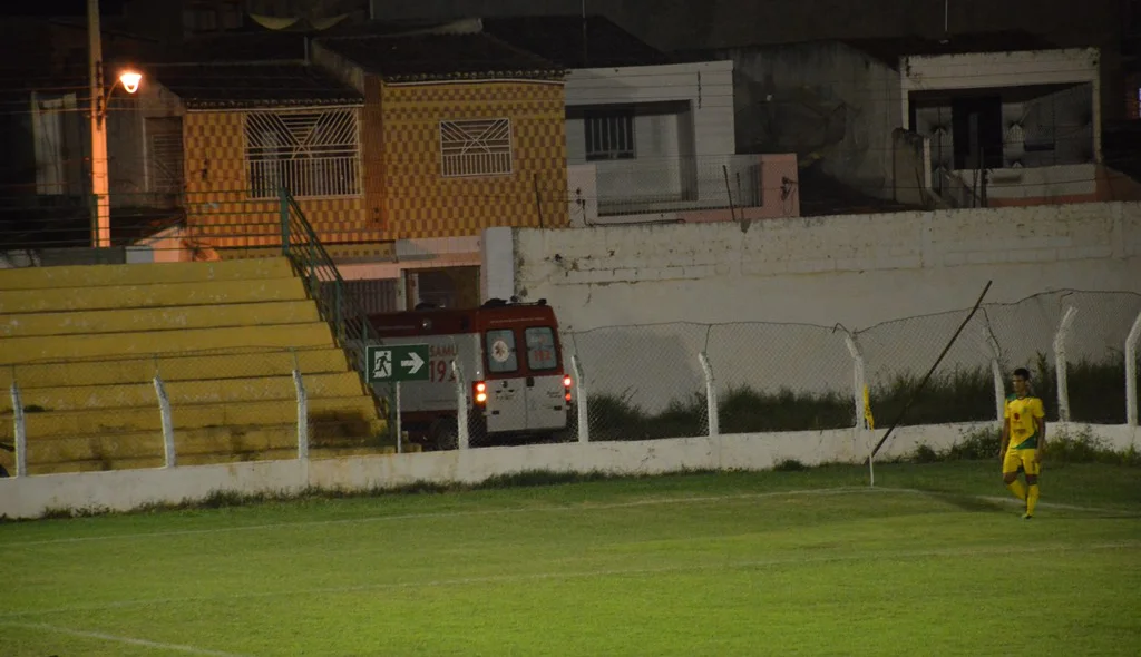Ambulância deixa estádio e árbitro manda paralisar o jogo