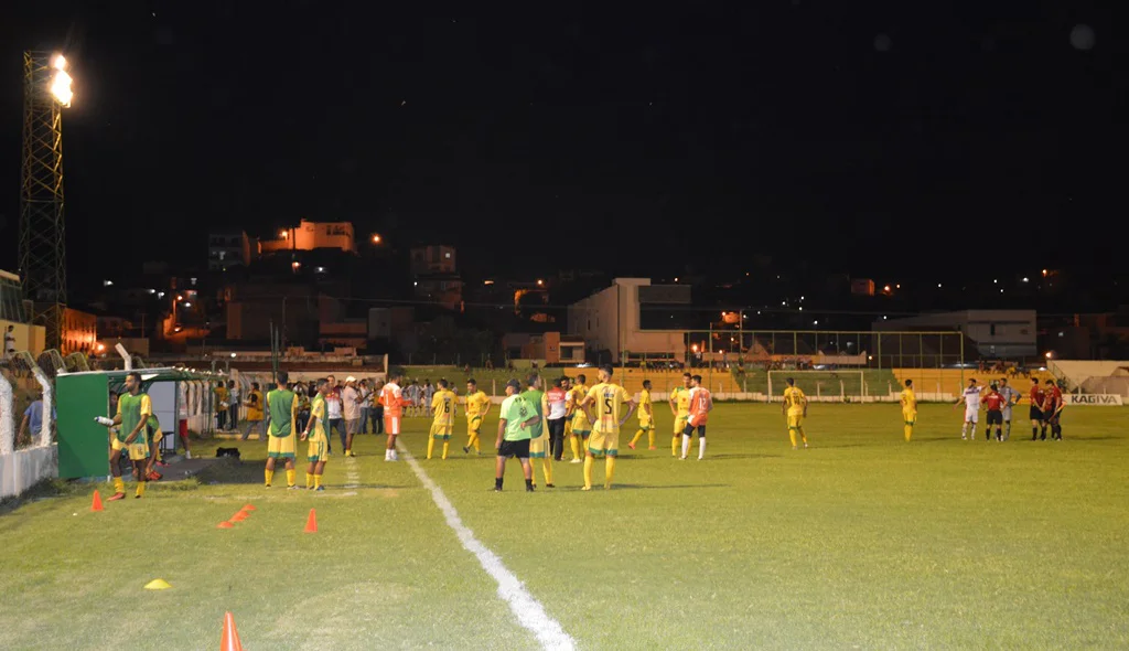 Atletas aguardam em campo reinício do jogo
