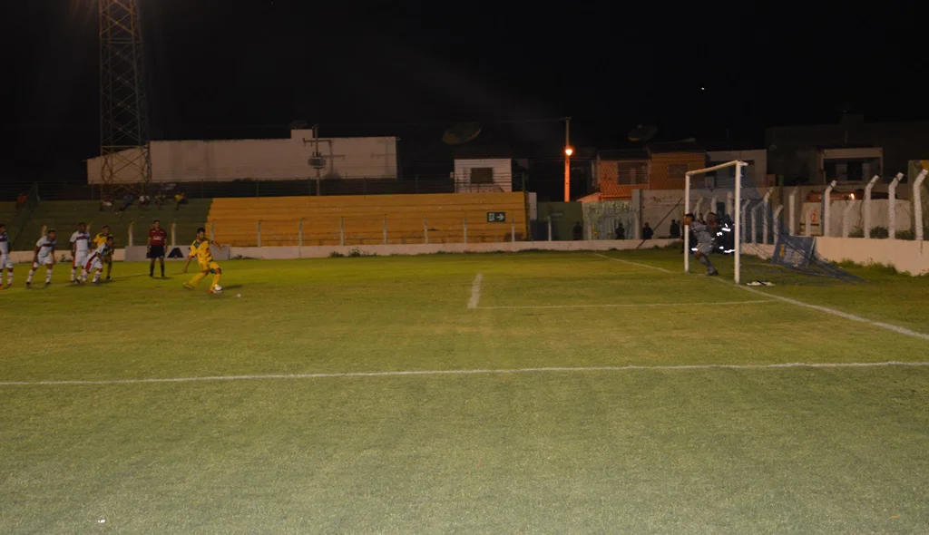 Raphael Freitas marca primeiro gol do Picos cobrando pênalti