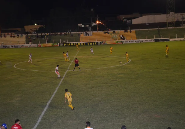 Time de Picos dominou o jogo e venceu por 2 a 0