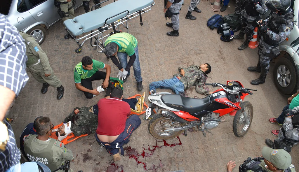 Bandidos foram atingidos em troca de tiros com a Polícia.