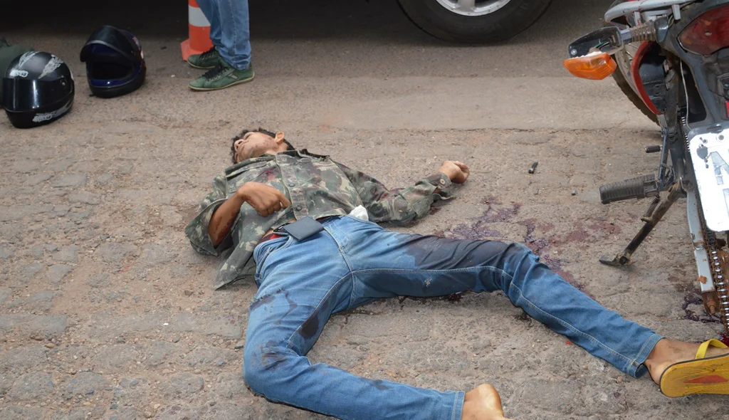 Corpo de assaltante morto em confronto com a Polícia.