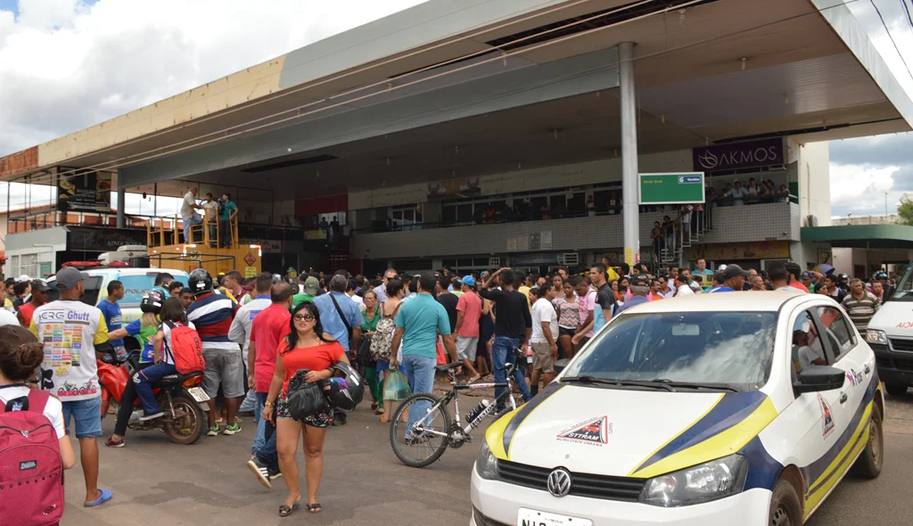 Curiosos ficaram por horas no local.
