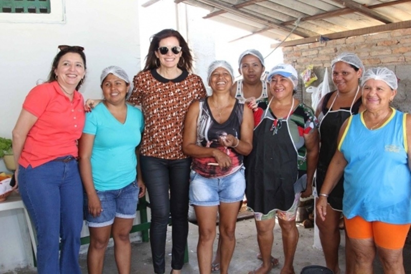 Deputada Iracema junto com mulheres catadoras de mariscos