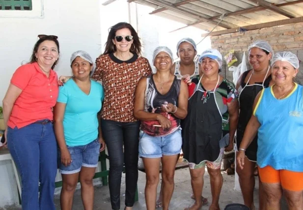 Deputada Iracema junto com mulheres catadoras de mariscos