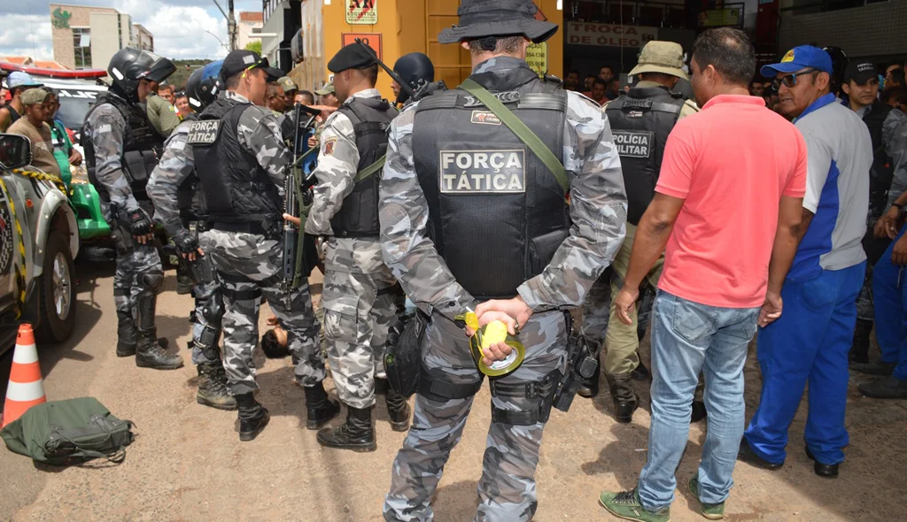 Policiais cercam corpos dos bandidos