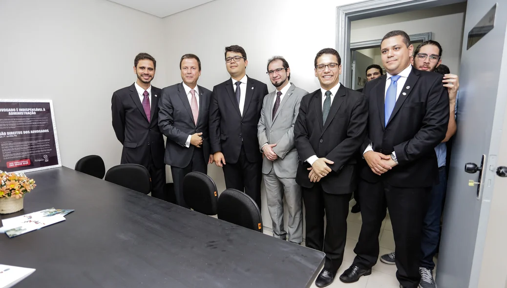 Claudio Lamachia, ao lado de advogados na inauguração do OAB Office