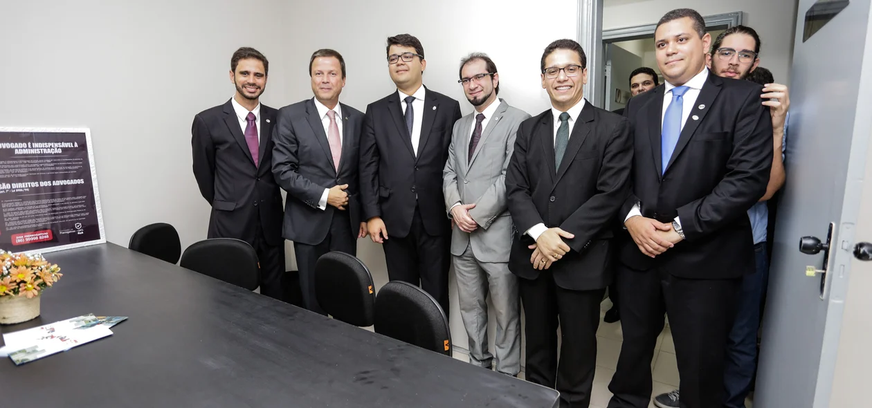 Claudio Lamachia, ao lado de advogados na inauguração do OAB Office