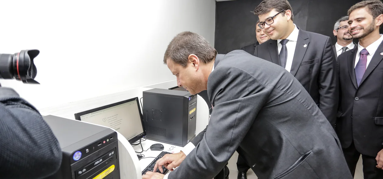 Claudio Lamachia testando os computadores do OAB Office 