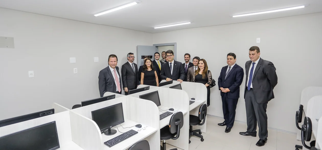 Claudio Lamachia visita salas do OAB Office 