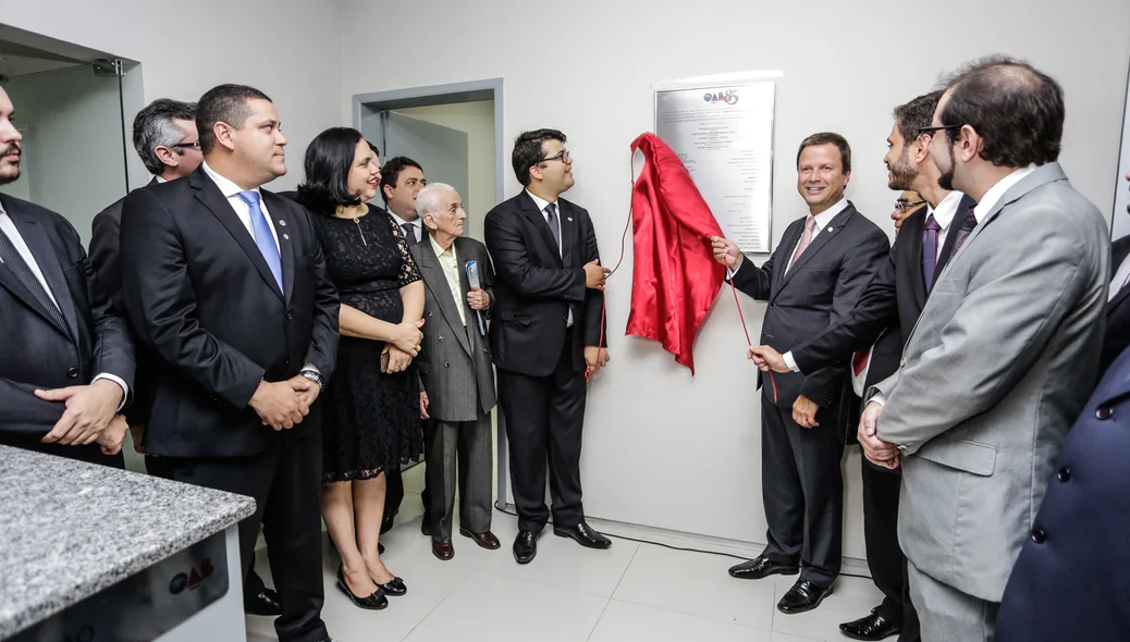 Descerramento da placa de inauguração do OAB Office 