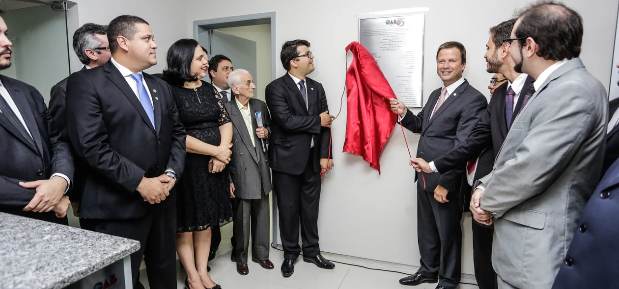 Descerramento da placa de inauguração do OAB Office 