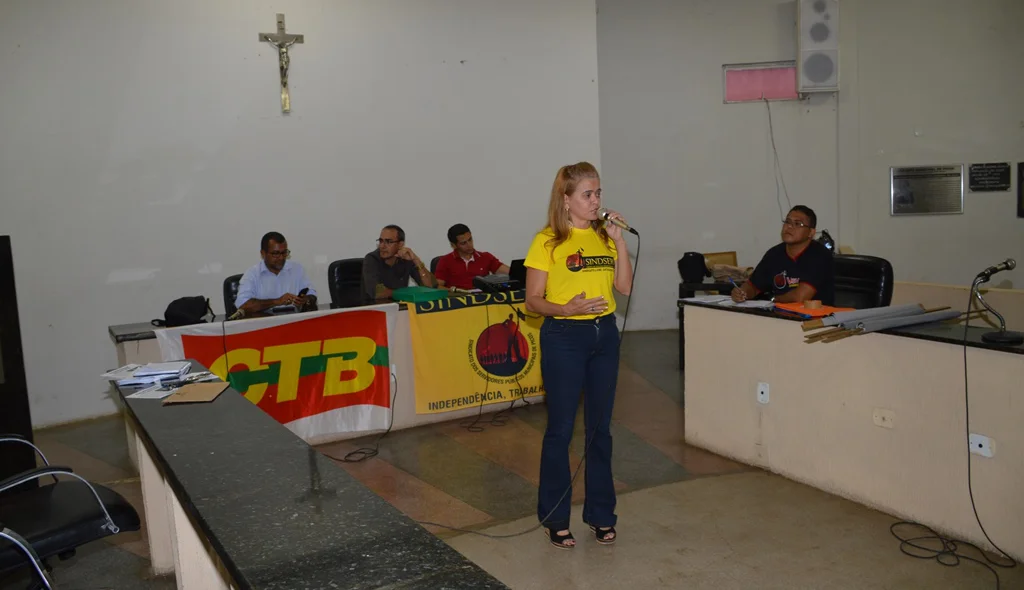 Diretores do Sindserm participam da assembleia.