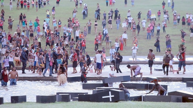 Em protesto, Índios caminham até o Congresso e invadem o espelho d´água