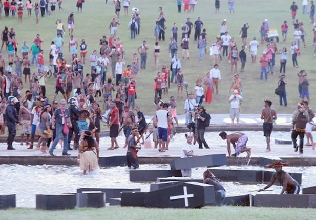 Em protesto, Índios caminham até o Congresso e invadem o espelho d´água