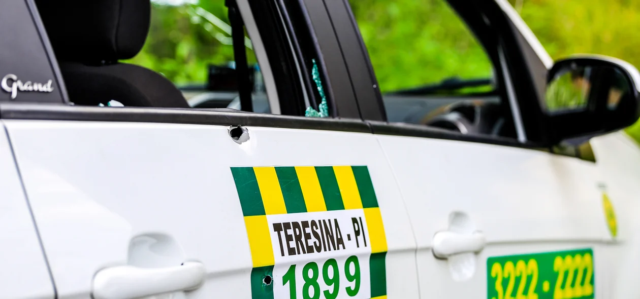 Marcas de tiro na lateral do taxi