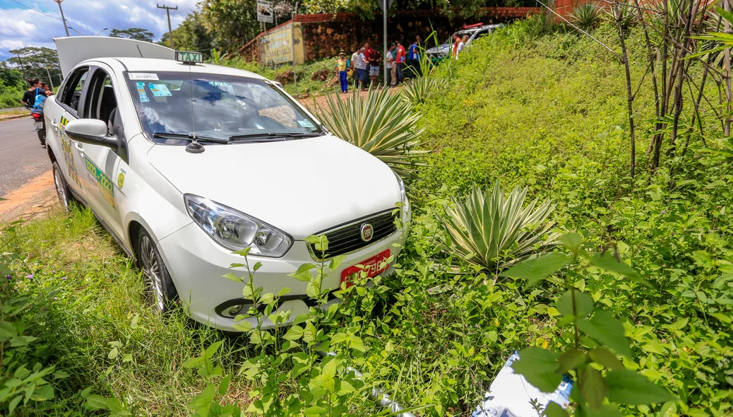 O motorista perdeu o controle do táxi que foi parar no acostamento 