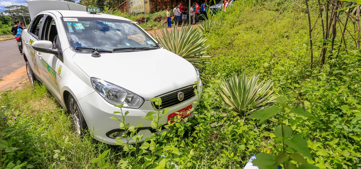 O motorista perdeu o controle do táxi que foi parar no acostamento 