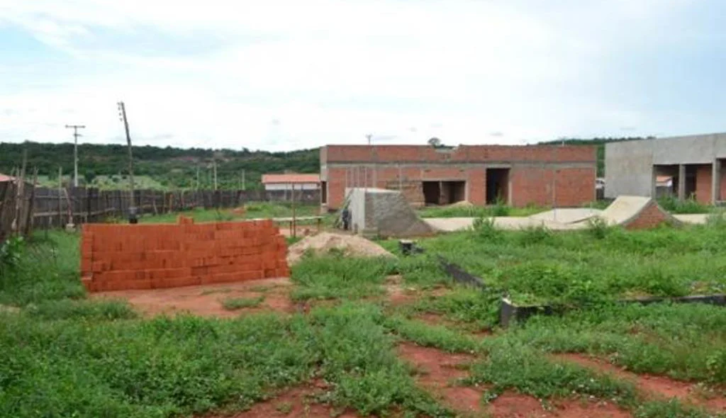 Obra ficou abandonada por mais de três anos. 