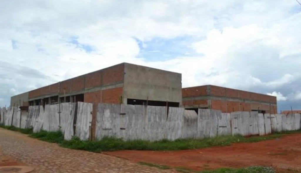 Obra havia sido paralisada no final de 2013.