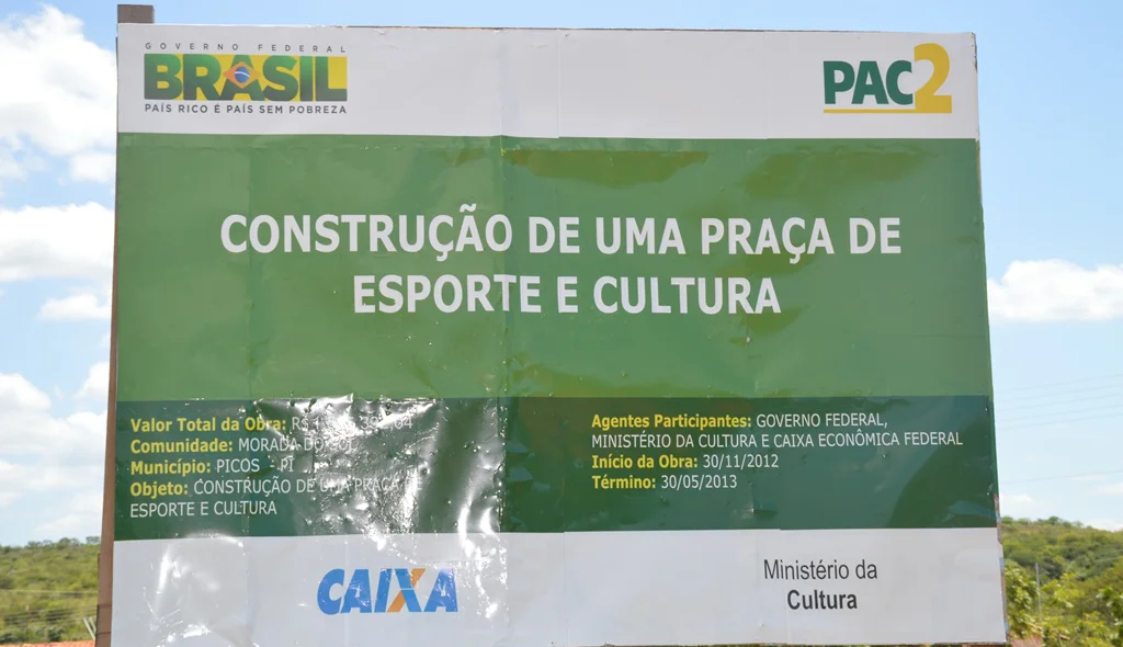Placa informa que obra deveria ter sido concluída em 2013. 