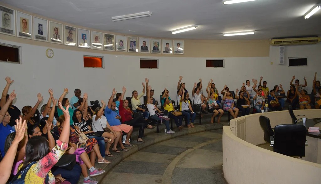 Servidores decidem aderir a greve geral.