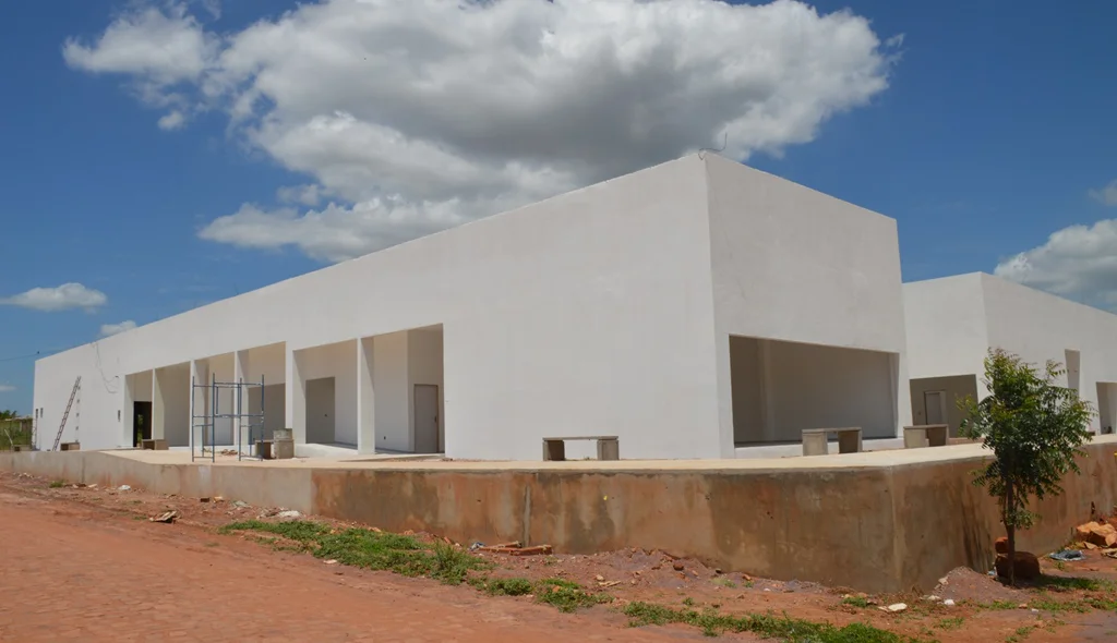 Visão lateral da obra.