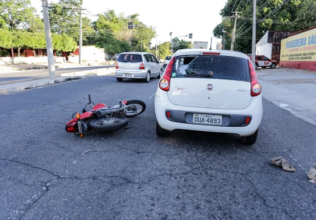 Motociclista fica ferido ao colidir com carro Teresina 