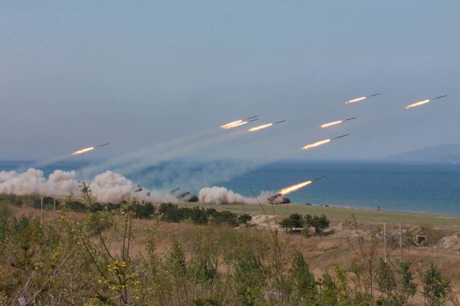Foto divulgada pela agência de notícias oficial norte-coreana, a KCNA, do exercício militar