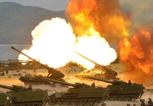 Foto divulgada pela agência de notícias oficial norte-coreana, a KCNA, do exercício militar