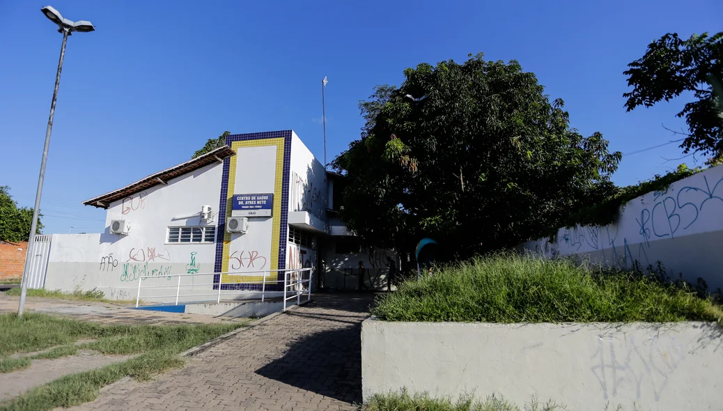Mato toma de conta do Centro de Saúde Dr. Ayres Neto  