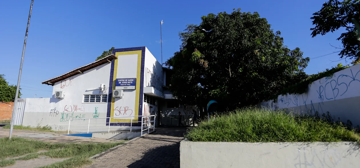 Mato toma de conta do Centro de Saúde Dr. Ayres Neto  