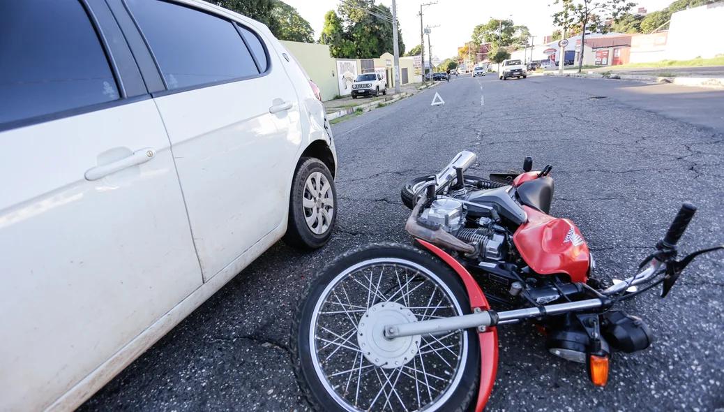 Motociclista fica ferido ao colidir com carro 