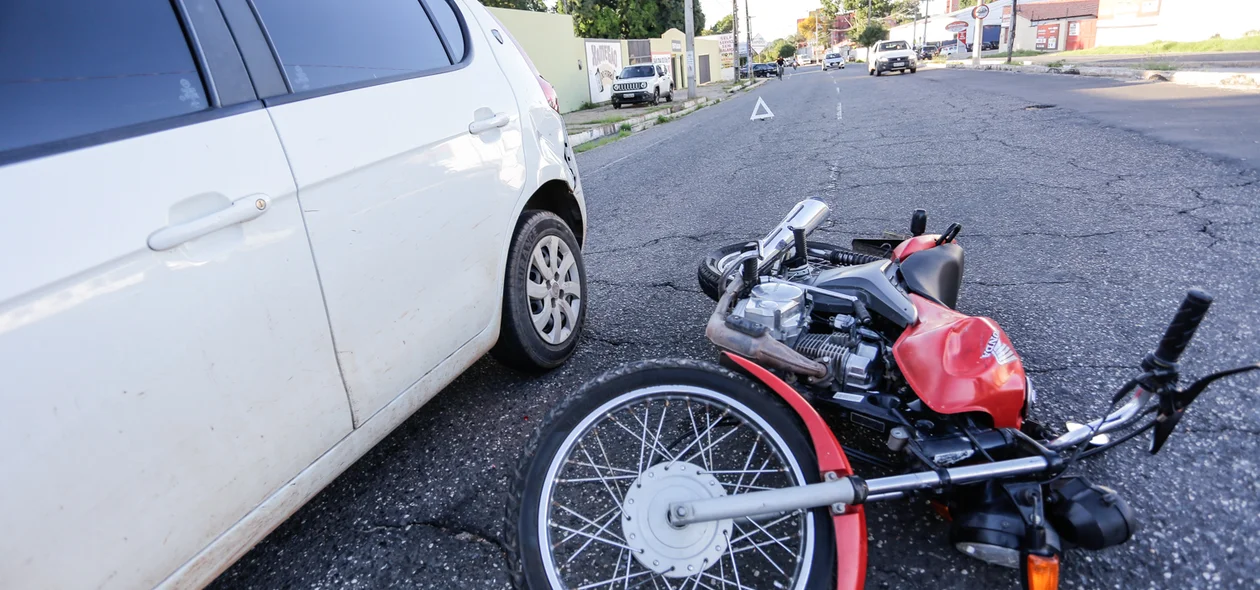 Motociclista fica ferido ao colidir com carro 