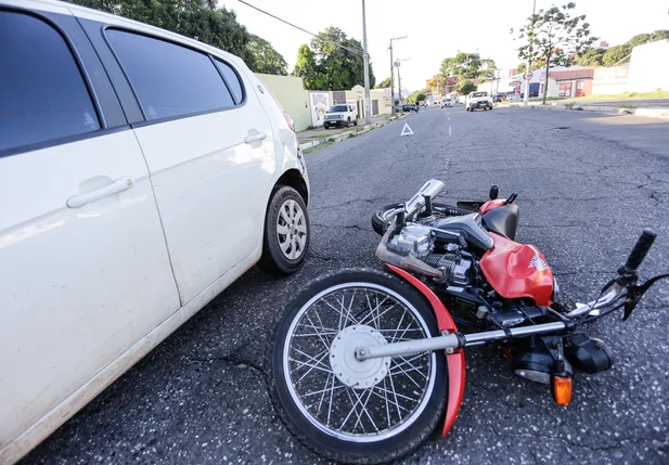 Motociclista fica ferido ao colidir com carro 