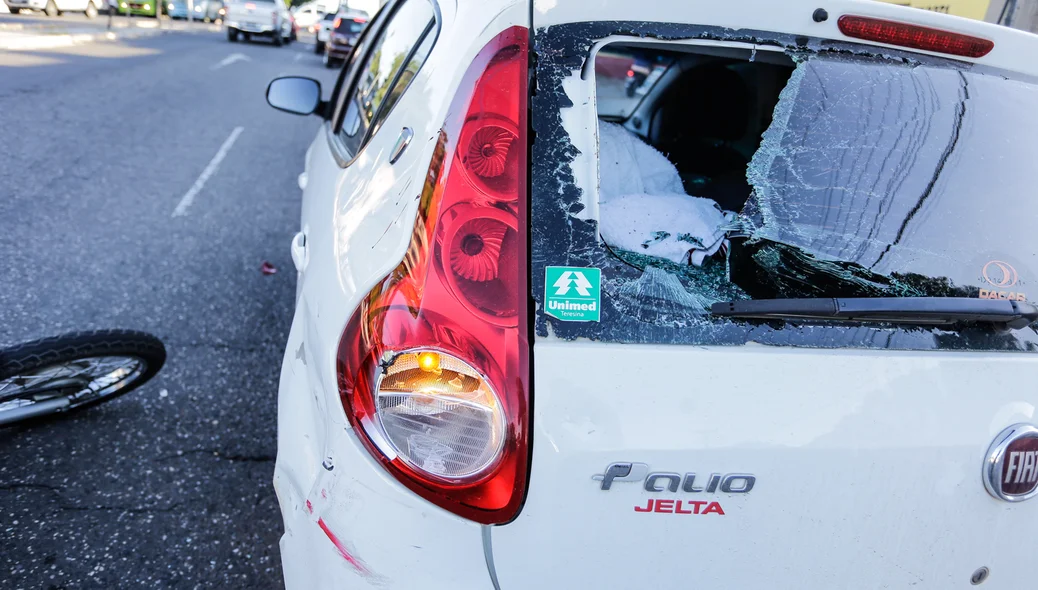 Vidro traseiro ficou destruído 