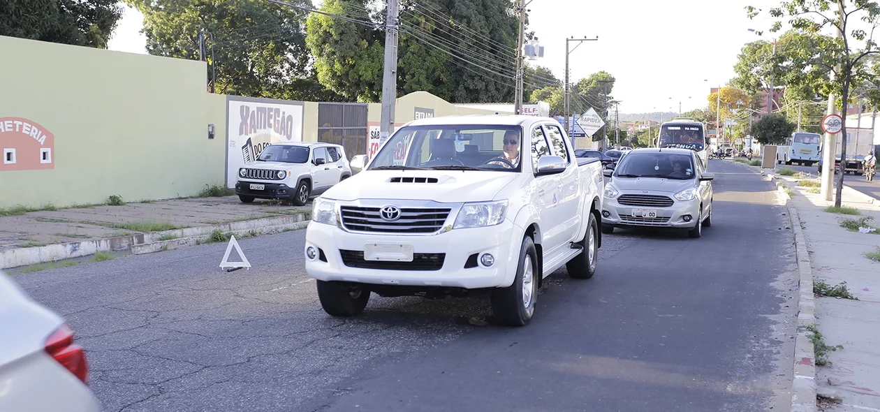 Acidente em avenida deixa o trânsito lento 