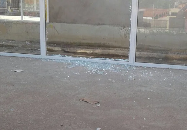 Estação com vidraças quebradas