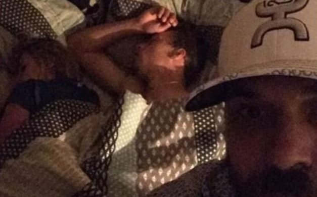 Homem tira selfie ao flagrar namorada com outro