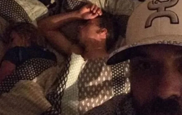 Homem tira selfie ao flagrar namorada com outro